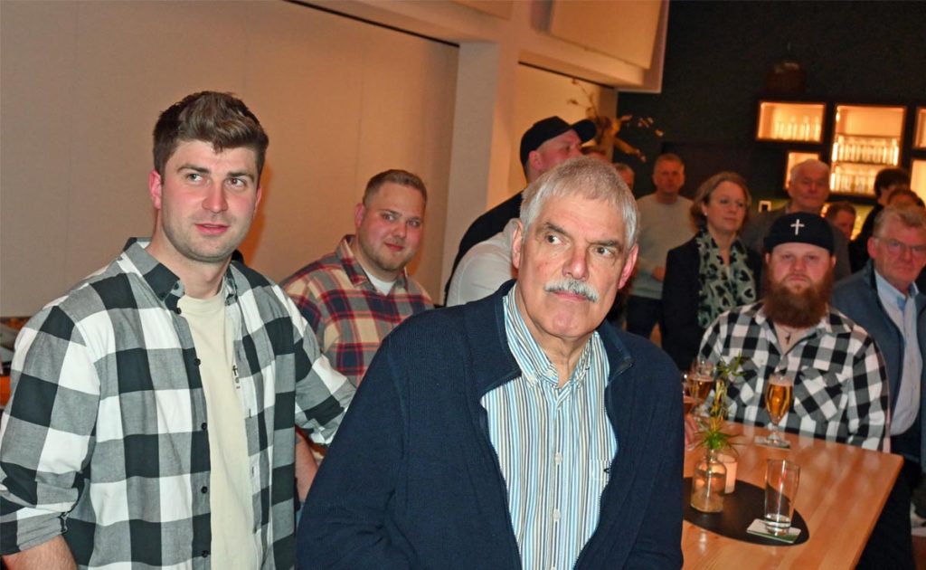 Handwerker treffen sich nach Eröffnung im HUB Erle
