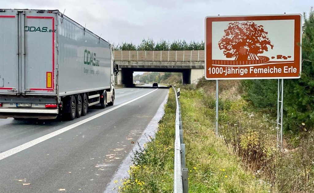 Autobahnschild A31 mit der Erler Femeiche