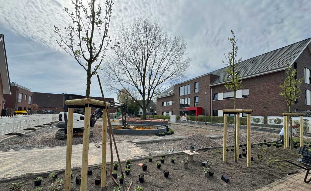 Neuer Dorfplatz in Erle wird bepflanzt