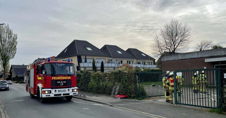 Feuerwehr Raesfeld im Einsatz bei Rauchentwicklung in einem Gebäude an der Straße Im Mensing in Raesfeld