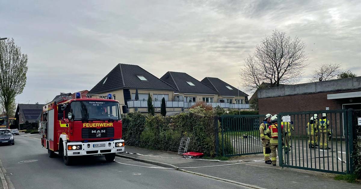 Feuerwehr Raesfeld im Einsatz bei Rauchentwicklung in einem Gebäude an der Straße Im Mensing in Raesfeld