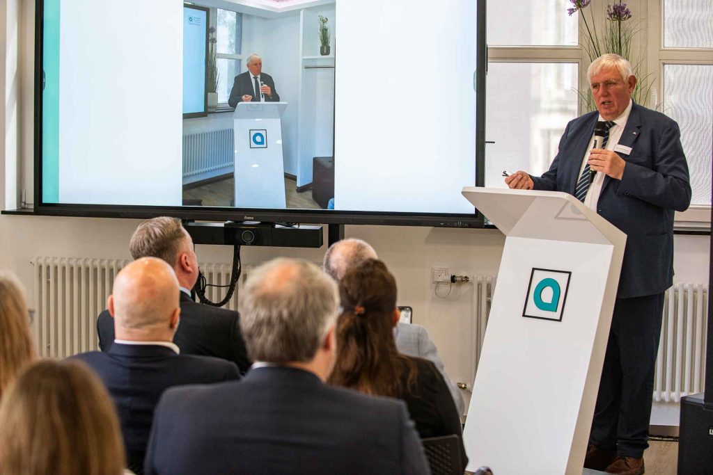 Minister Laumann bei der Eröffnung der Augenklinik Ahaus