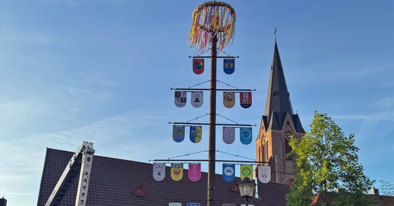 Maikranzaufhängen in Erle am Ständebaum mit Kappeshoheiten