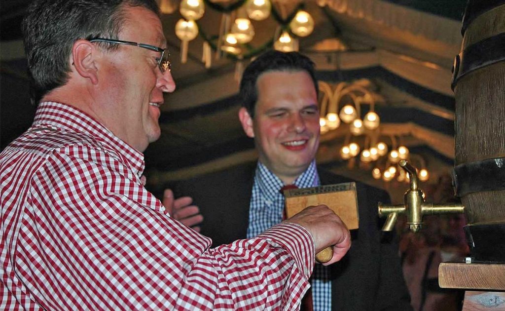 Erstes Oktoberfest in Erle 2011, Wenzel Schwering  mit Andreas Grotendorst