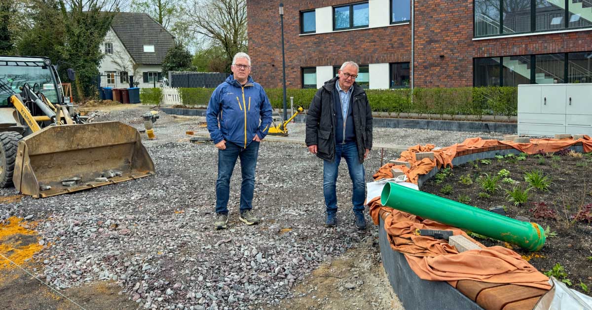Bernd Roters und Berndhard Köter auf dem neuen Dorfplatz