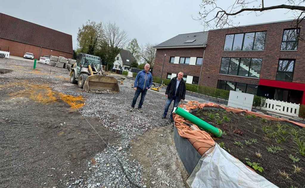 Baustellenbegehung neuer Dorfplatz in Erle durch Bernd Roters und Bernhard Köster