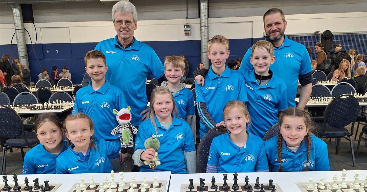 Raesfelder Schachteams mit ihren Betreuern Manfred Grömping und Frank Nagel,