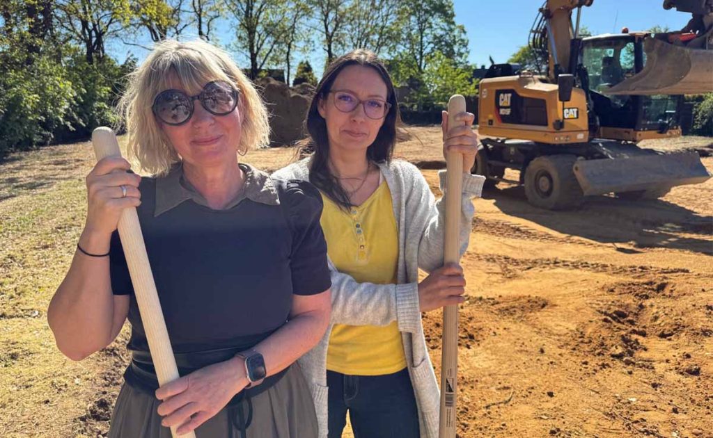 Kita-Leiterin Katja Maschmeier und Jessica Foitzik vom Förderverein begleiten den Spatenstich für den Neubau der Kita Holzwurm in Erle am Standort Holten