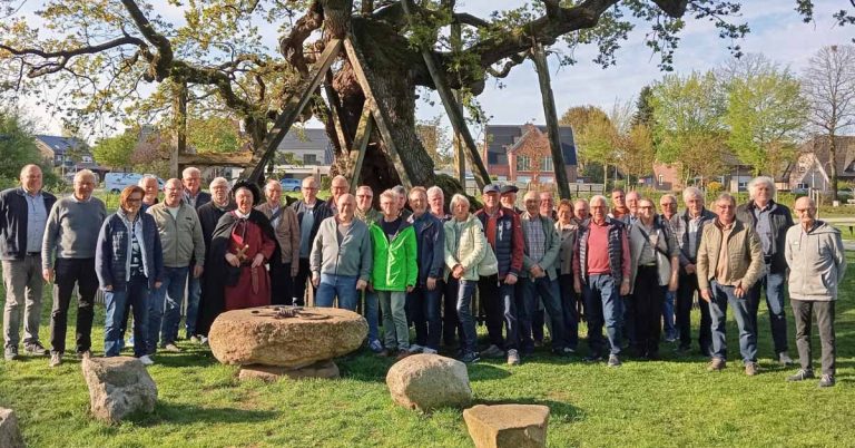 Vertreter der Heimatvereine des Südkreises Borken an der Femeiche in Erle