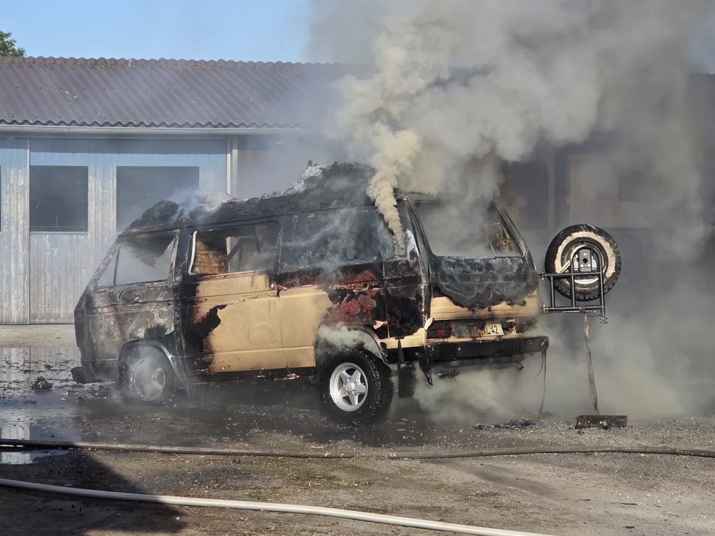 Einsatz der Feuerwehr Raesfeld bei einem Fahrzeugbrand am Suershook