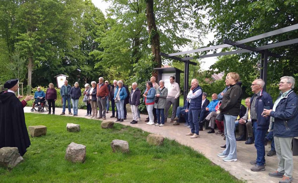 Mitglieder des Heimatvereins aus Wehl besuchen die Femeiche in Erle