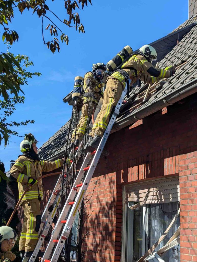 Feuerwehr Raesfeld löscht brennenden Baum nach Abflämmarbeiten in Raesfeld-Truvenne