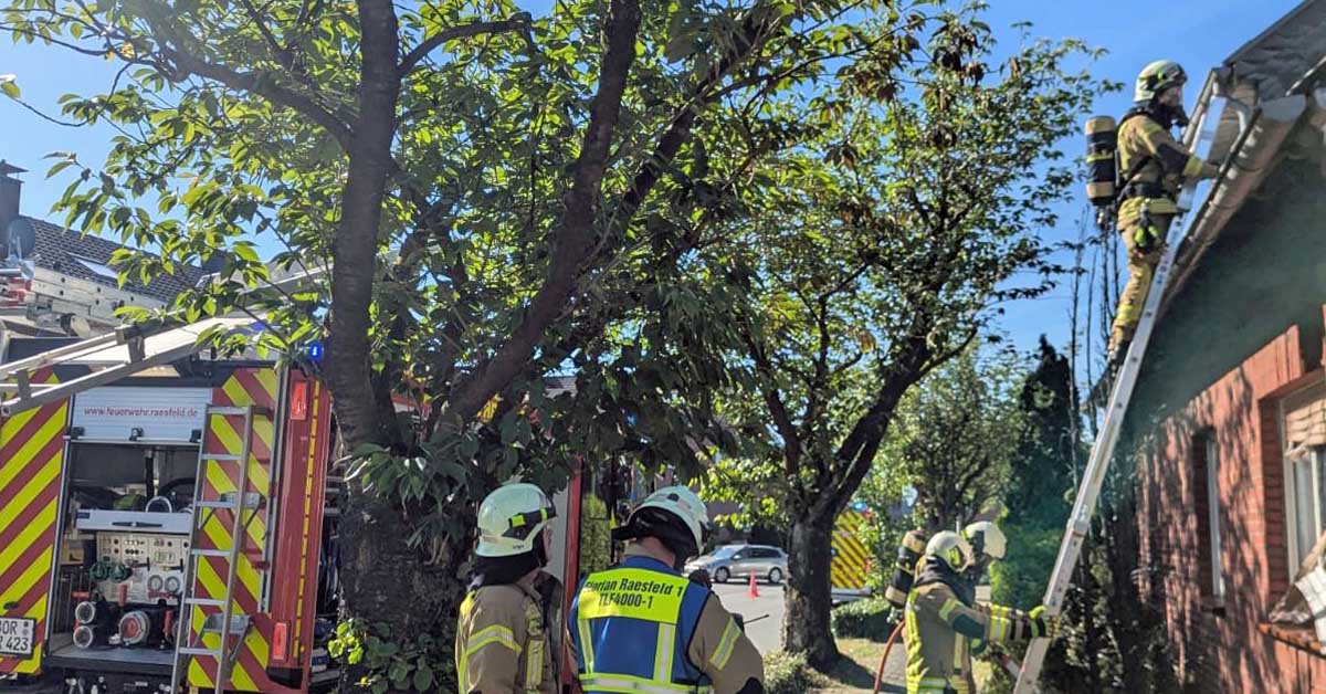 Feuerwehr Raesfeld löscht brennenden Baum nach Abflämmarbeiten in Raesfeld-Truvenne
