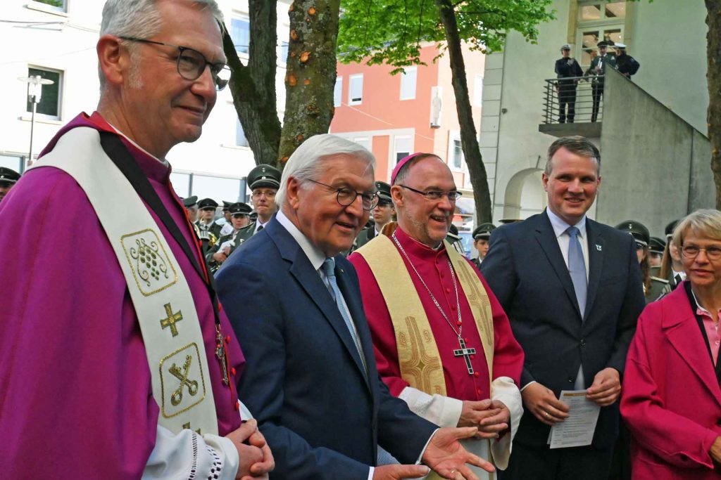 Bundespräsident Walter Steinmeier nach der Andacht in der St. Agatha-Kirche in Dorsten mit Tobias Stockhoff