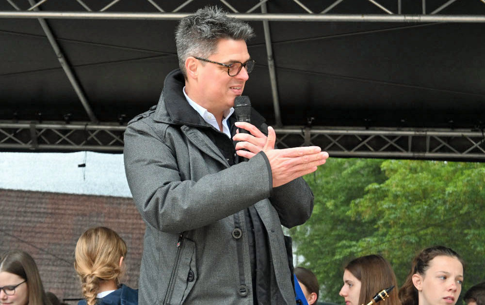 Bürgermeister Dirk Kuhmann bei der Eröffnung Dorfplatz in Erle