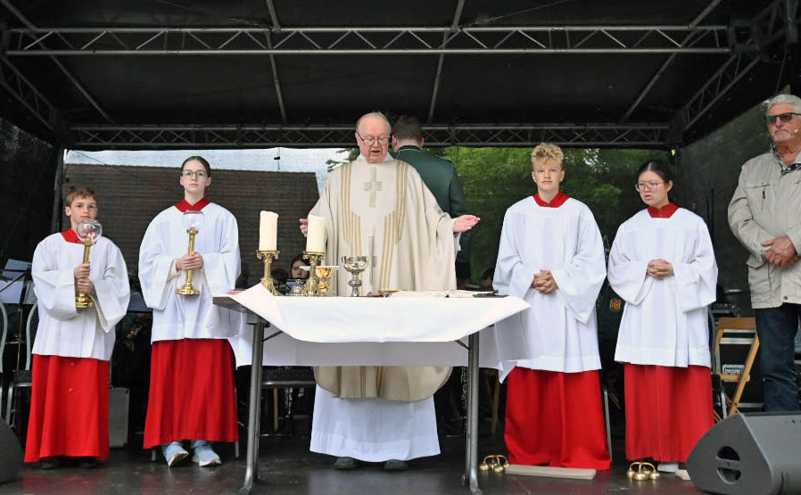 Eröffnung Dorfplatz Erle mit einer Andacht und Pastor Bengfort
