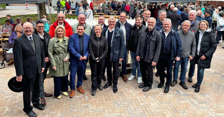 Dorfplatz Böckenhoff in Erle eröffnet: Ein Dorf feiert sein neues Herz