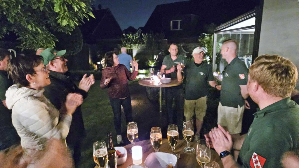 Gemütliche Runde nach dem Wimpelaufhängen in Erle