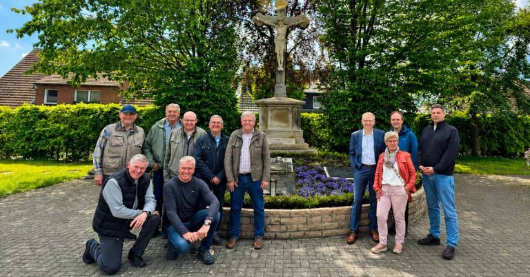 Kolping-Mitglieder, Krippenbauer, Pastor Dr. Fabian Tilling und Sponsoren präsentieren die neugestaltete Priestergrabstätte auf dem Friedhof in Erle.
