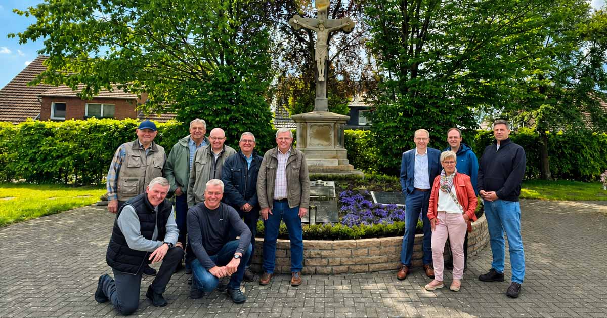 Kolping-Mitglieder, Krippenbauer, Pastor Dr. Fabian Tilling und Sponsoren präsentieren die neugestaltete Priestergrabstätte auf dem Friedhof in Erle.