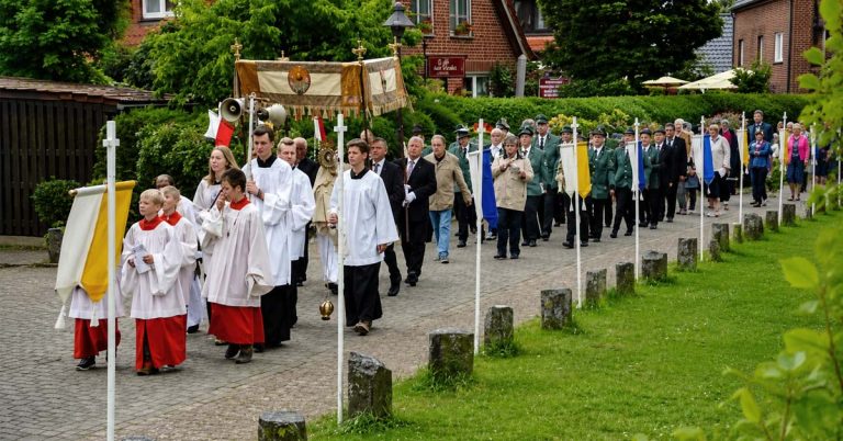 Fronleichnam in Raesfeld führt über die Schlossroute