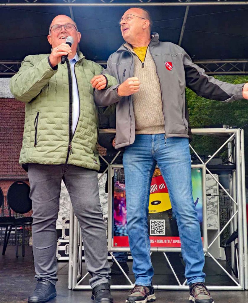 Tanz und gute Laune bei der Eröffnung des Dorfplatzes in Erler