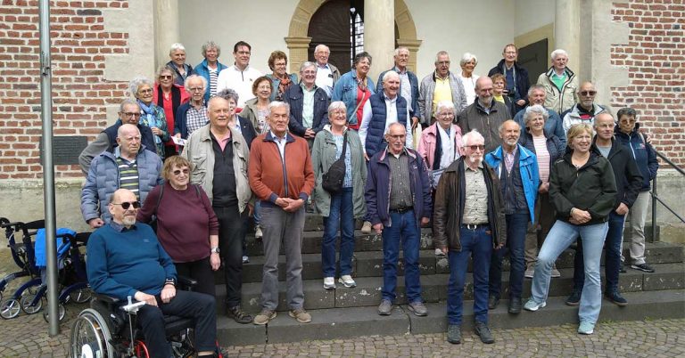 Mitglieder des Heimatvereins Wehl besuchen das Schloss Raesfeld