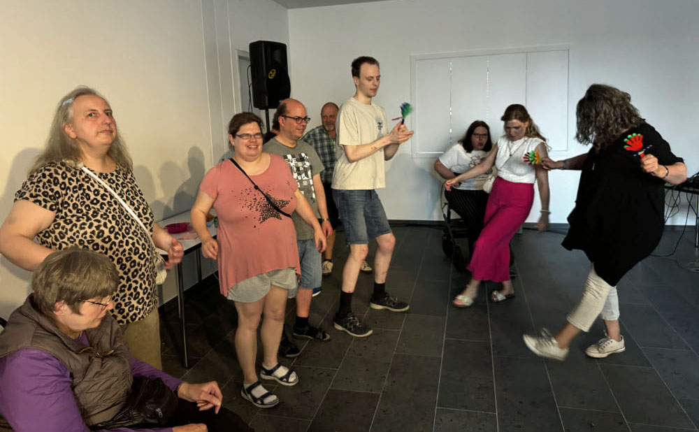 Besucher feiern gemeinsam bei der Inklusionsparty im St. Martin in Raesfeld nach der Messe.