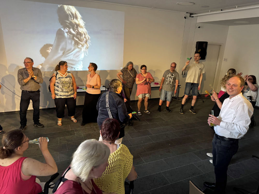Besucher feiern gemeinsam bei der Inklusionsparty im St. Martin in Raesfeld nach der Messe.