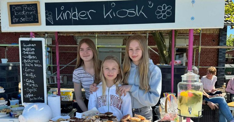 Junge Verkauftalende am Kinder-Kiosk in Erle