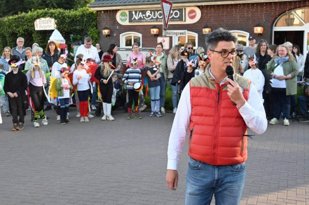 B&uuml;rgermeister Dirk Kuhmann beim Maikranz-Aufh&auml;ngen in Erle 2026
