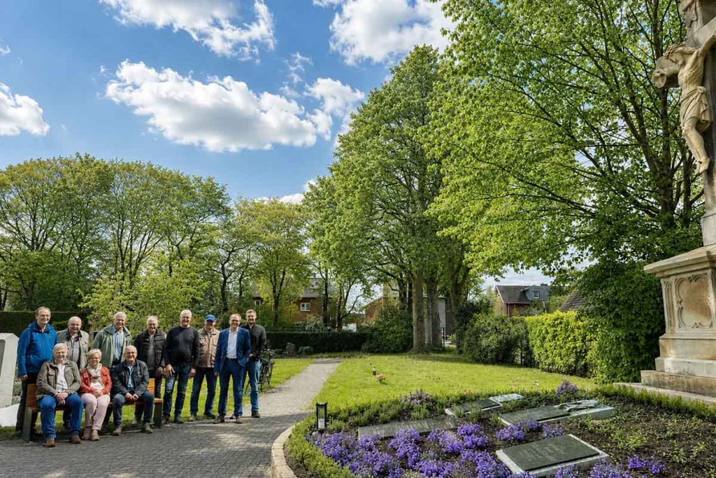 Neue Sitzbank auf dem Friedhof in Erle