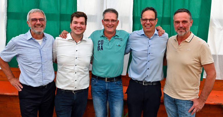 Alter und neuer Vorstand der Bürgergenossenschaft Erle