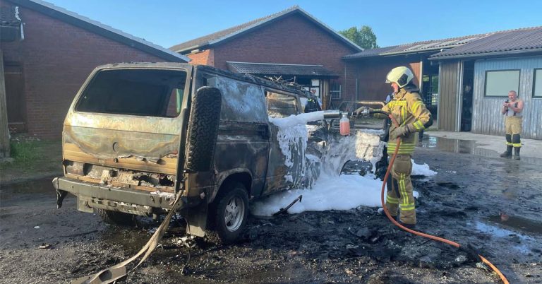 Feuerwehr Raesfeld löscht VW-Bus-Brand am Suershook