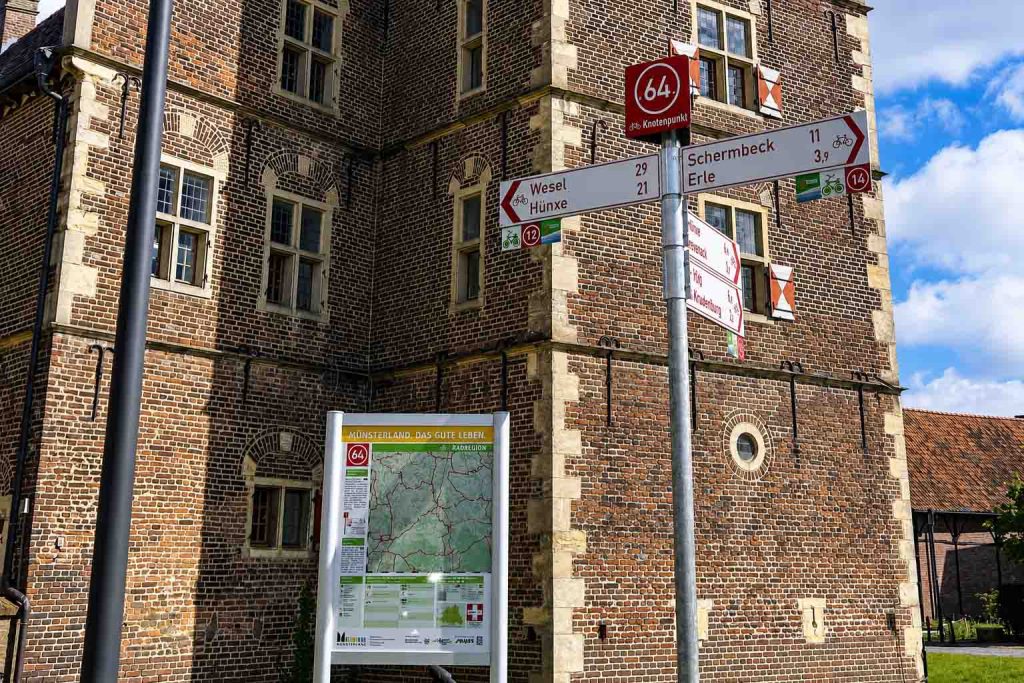 Knotenpunkt 64  für Radroutenplaner im Münsterland Wasserschloss Raesfeld