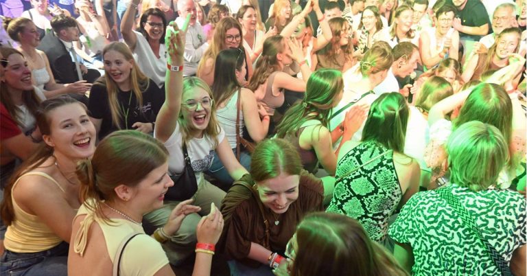 Volles Festzelt am Samstagabend - Schützenfest Erle
