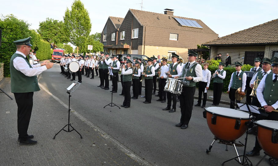Raesfelder Burgmusikanten spielen die Deutsche Nationalhymne in Erle Schützenfest