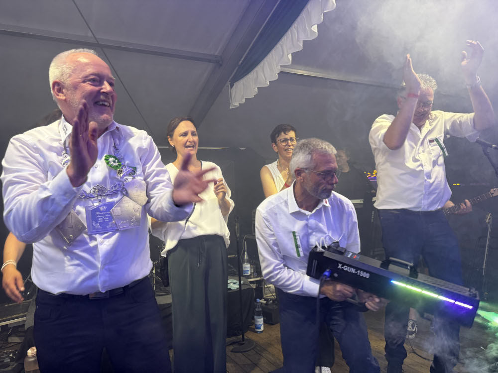 Zahlreiche Gäste feiern beim Schützenfest Erle ausgelassen zu Musik und Tanz im voll besetzten Festzelt.