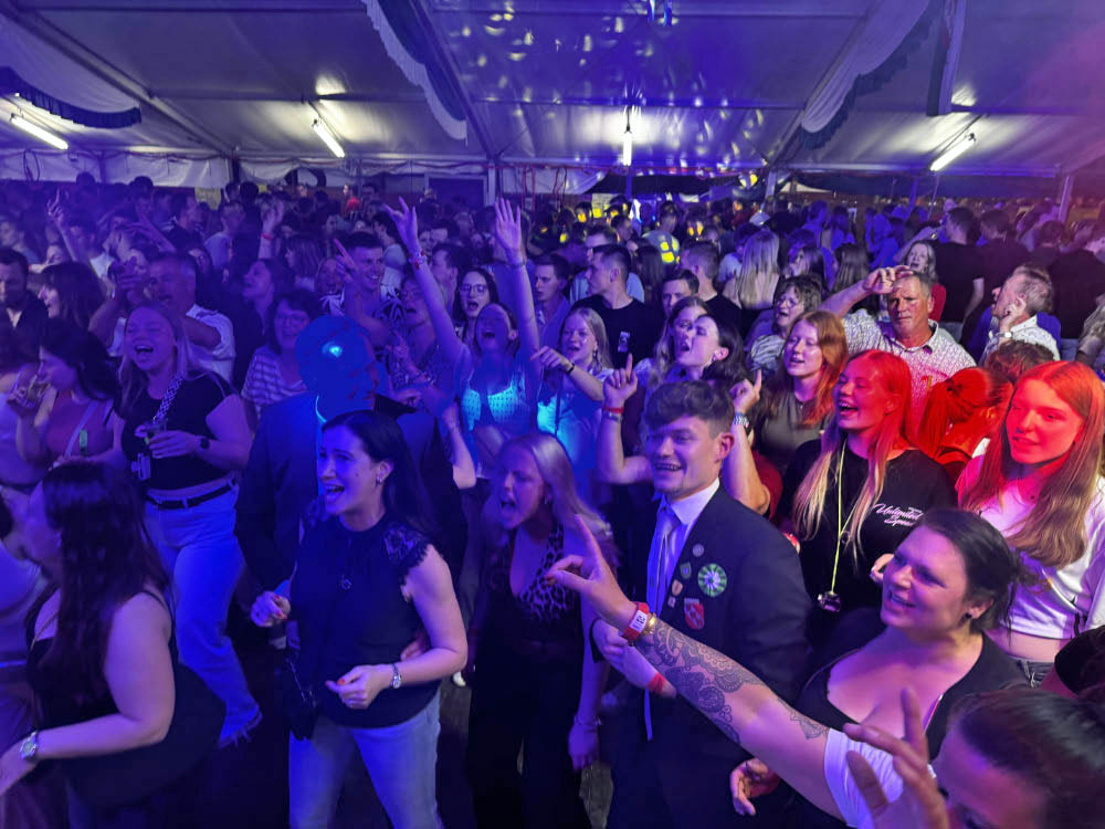 Besucher feiern beim Schützenfest Erle in einem voll besetzten Festzelt bis spät in die Nacht.