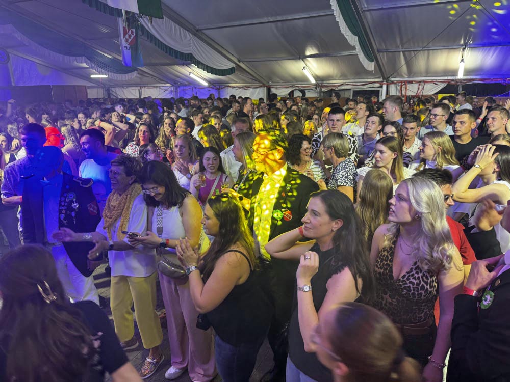 Besucher feiern beim Schützenfest Erle in einem voll besetzten Festzelt bis spät in die Nacht.