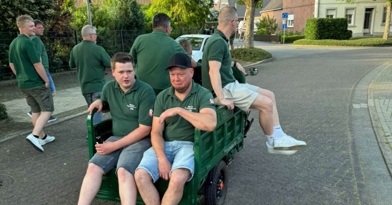Vorstand und Offiziere schmücken Erle mit grün weißen Wimpelketten für das Schützenfest.