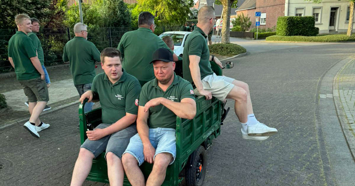 Vorstand und Offiziere schmücken Erle mit grün weißen Wimpelketten für das Schützenfest.