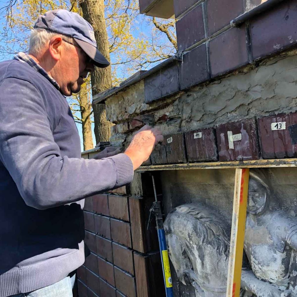 Klemens Osterholt bei der Arbeit an der Segensstation in Raesfeld