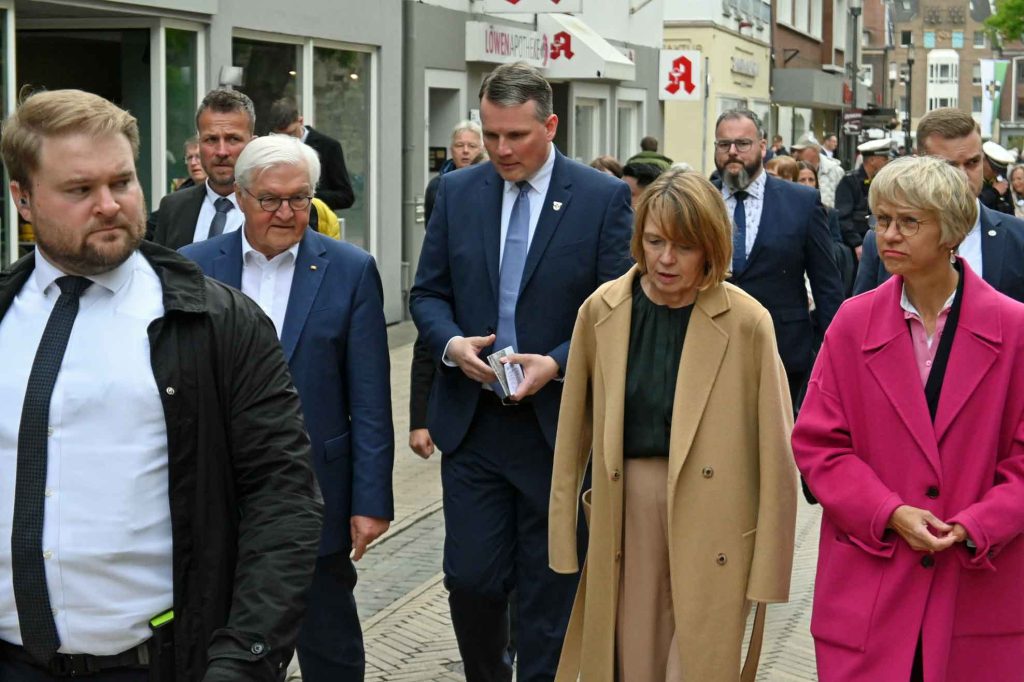 Gang durch die Stadt - Walter Steinmeier mit Ehefrau, Tobias Stockhoff  Ministerin NRW Dorothee Feller 