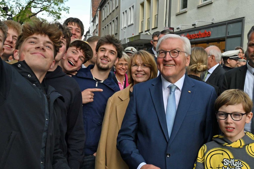 Bundespräsident Frank-Walter Steinmeier und Ehefrau Elke Büdenbender besuchen Dorsten und war bereit für ein Selfie mit Jugendlichen