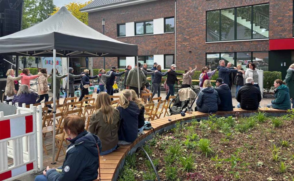 Gute Stimmung bei der Eröffnungsfeier in Erle Dorfplatz