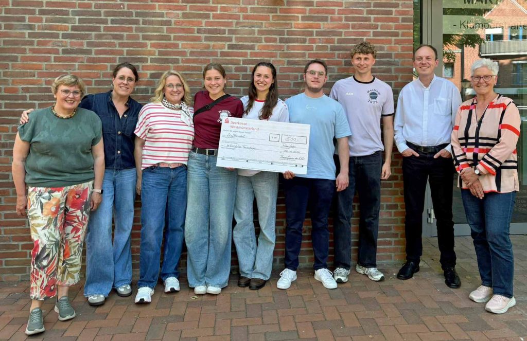 Die Theaterfrauen der KFD unterstützen die Jugendarbeit vor Ort mit Spenden.