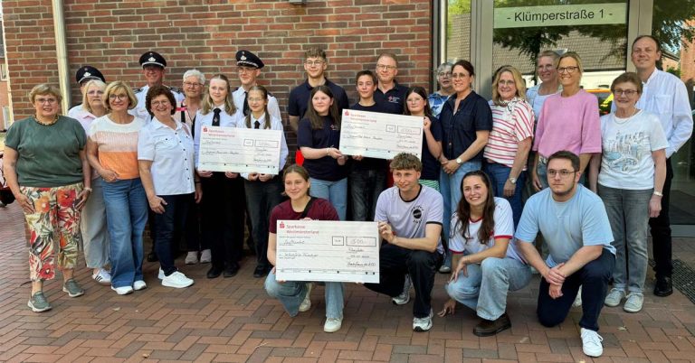 Theaterfrauen der KFD spenden für die Jugendarbeit in Raesfeld