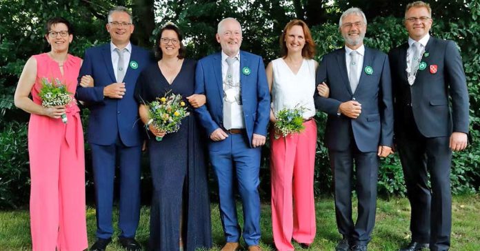 Königspaar Andreas Witte und Elke Mohr mit Thron beim Schützenfest Erle 2025/26