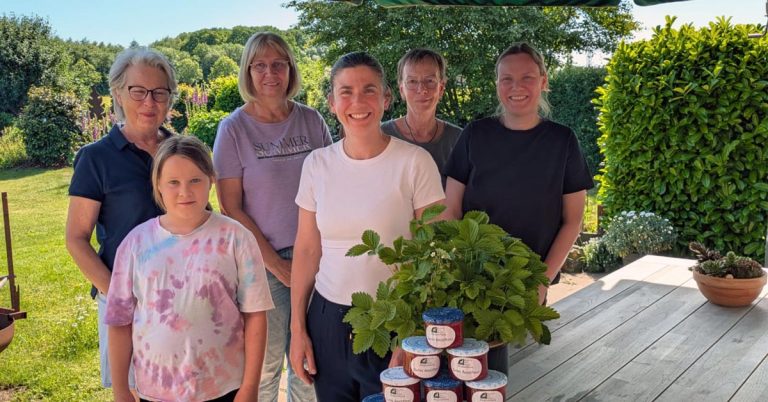 Helfer der Bürgerstiftung Raesfeld-Erle-Homer mit Marmelade für Tischlein deck Dich in Erle